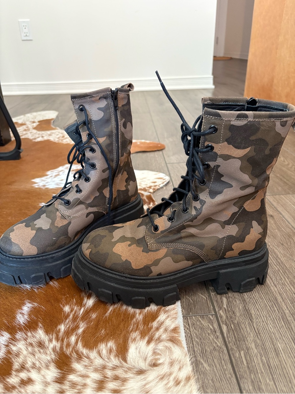 L'intervalle camo combat boots